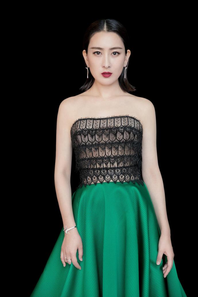 东北美女明星马苏黑绿拼接抹胸长裙亮相上海国 2
