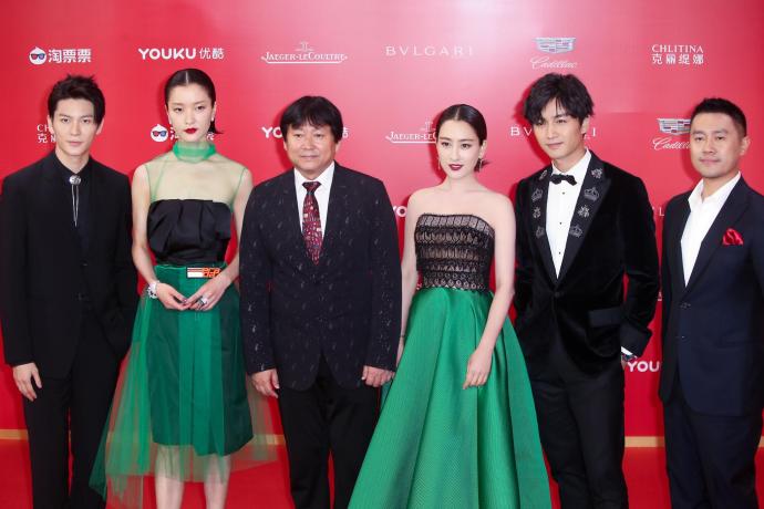 东北美女明星马苏黑绿拼接抹胸长裙亮相上海国 4