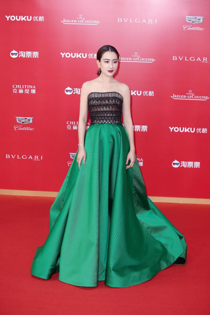 东北美女明星马苏黑绿拼接抹胸长裙亮相上海国 6