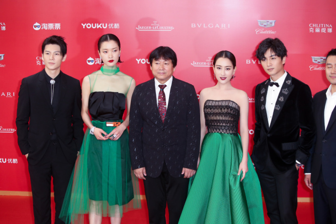 东北美女明星马苏黑绿拼接抹胸长裙亮相上海国 9