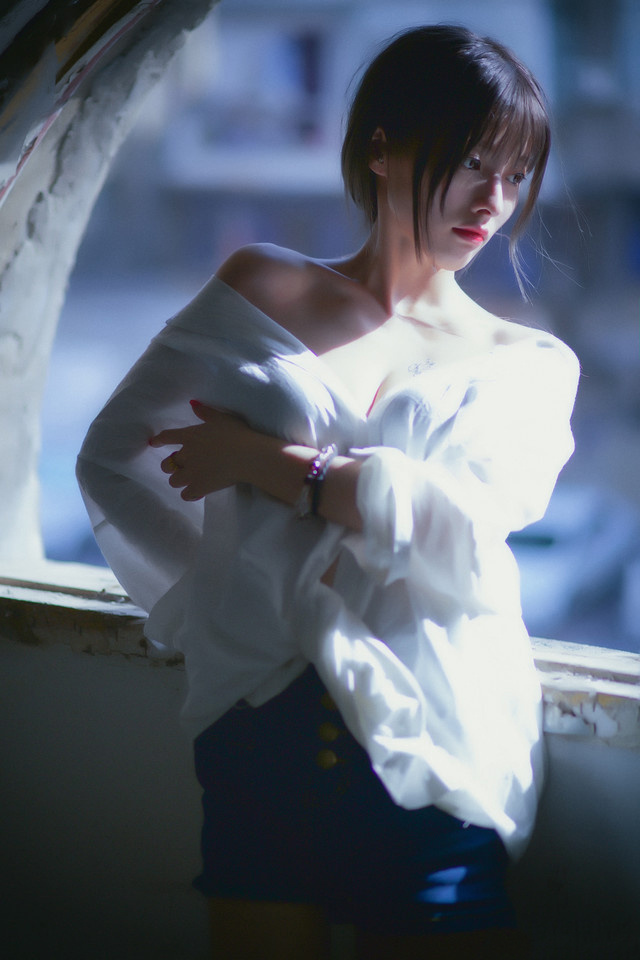 清纯美女小家碧玉凌厉风写真 4