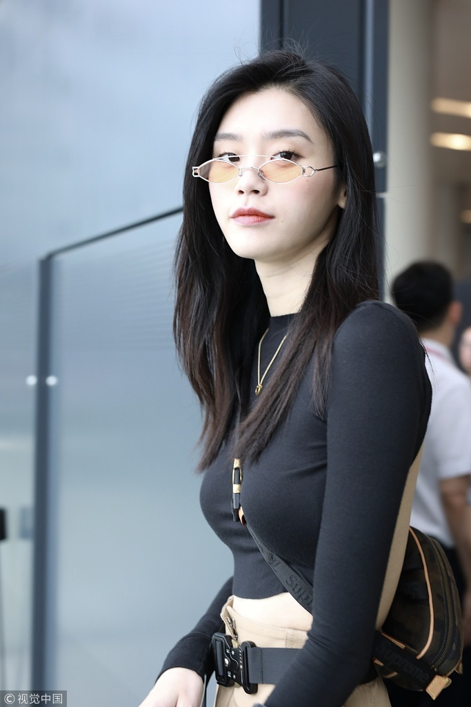 国际超模奚梦瑶特工装性感美背机场街拍图片 3