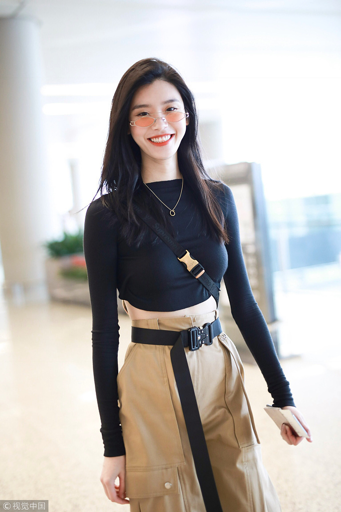 国际超模奚梦瑶特工装性感美背机场街拍图片 6
