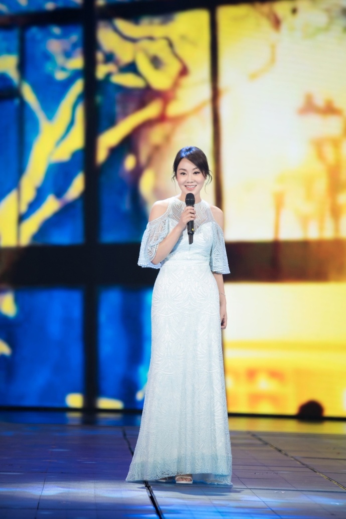 西安美女明星闫妮水蓝色长裙端庄温婉图片 2