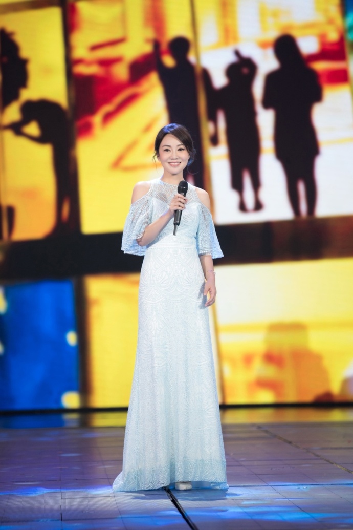 西安美女明星闫妮水蓝色长裙端庄温婉图片 3