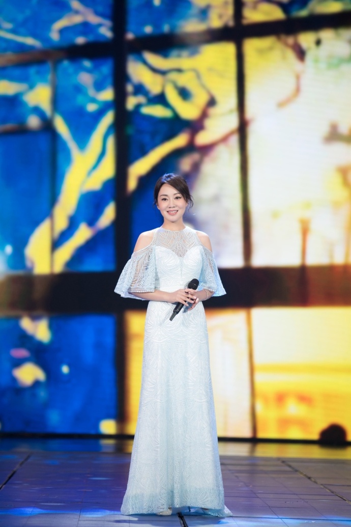西安美女明星闫妮水蓝色长裙端庄温婉图片 4