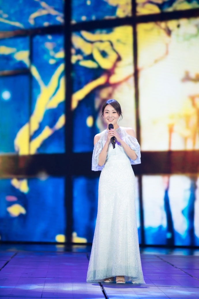 西安美女明星闫妮水蓝色长裙端庄温婉图片 5