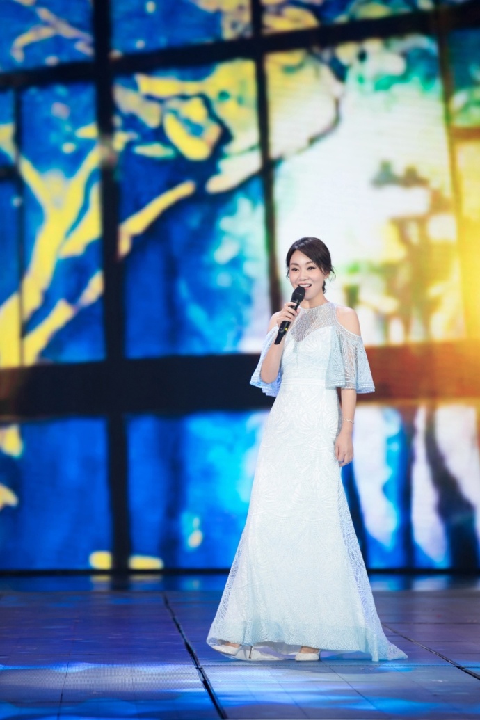 西安美女明星闫妮水蓝色长裙端庄温婉图片 6