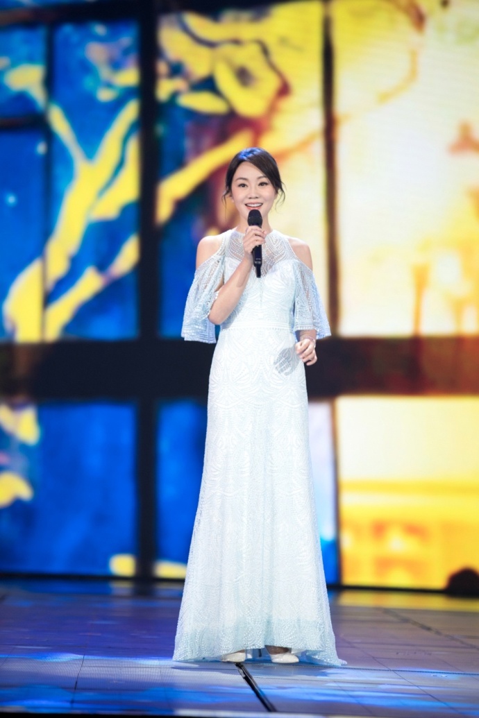 西安美女明星闫妮水蓝色长裙端庄温婉图片 7
