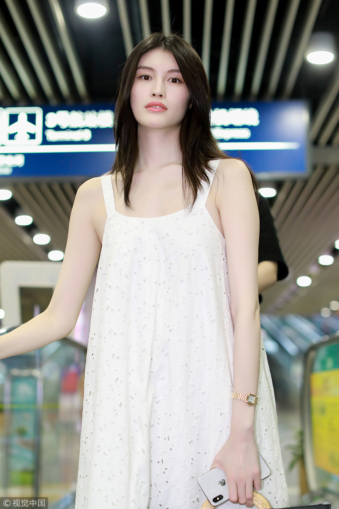 国际超模黑长直发女神何穗一袭白裙美到发光大 3