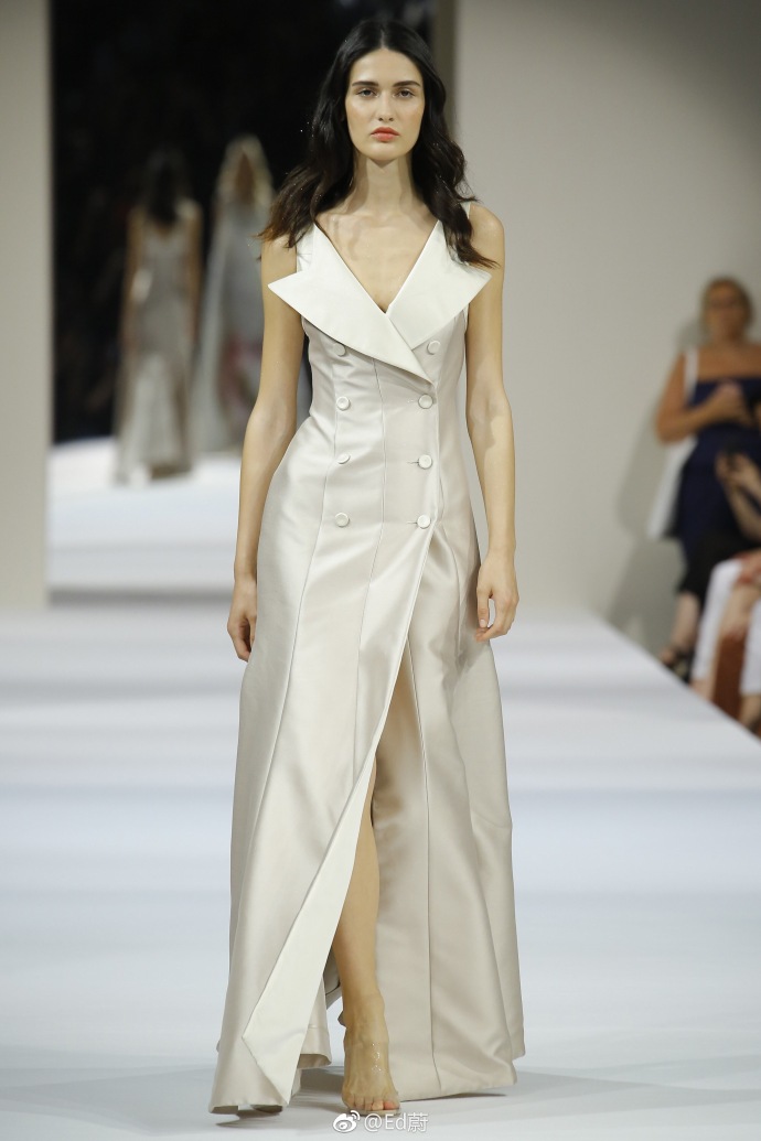 Alexis Mabille Couture F/W 2018以清新和性感为主题的礼 3