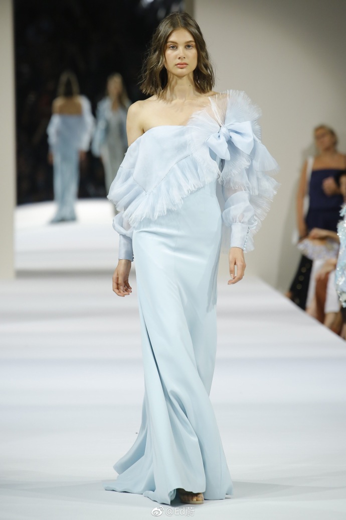 Alexis Mabille Couture F/W 2018以清新和性感为主题的礼 5