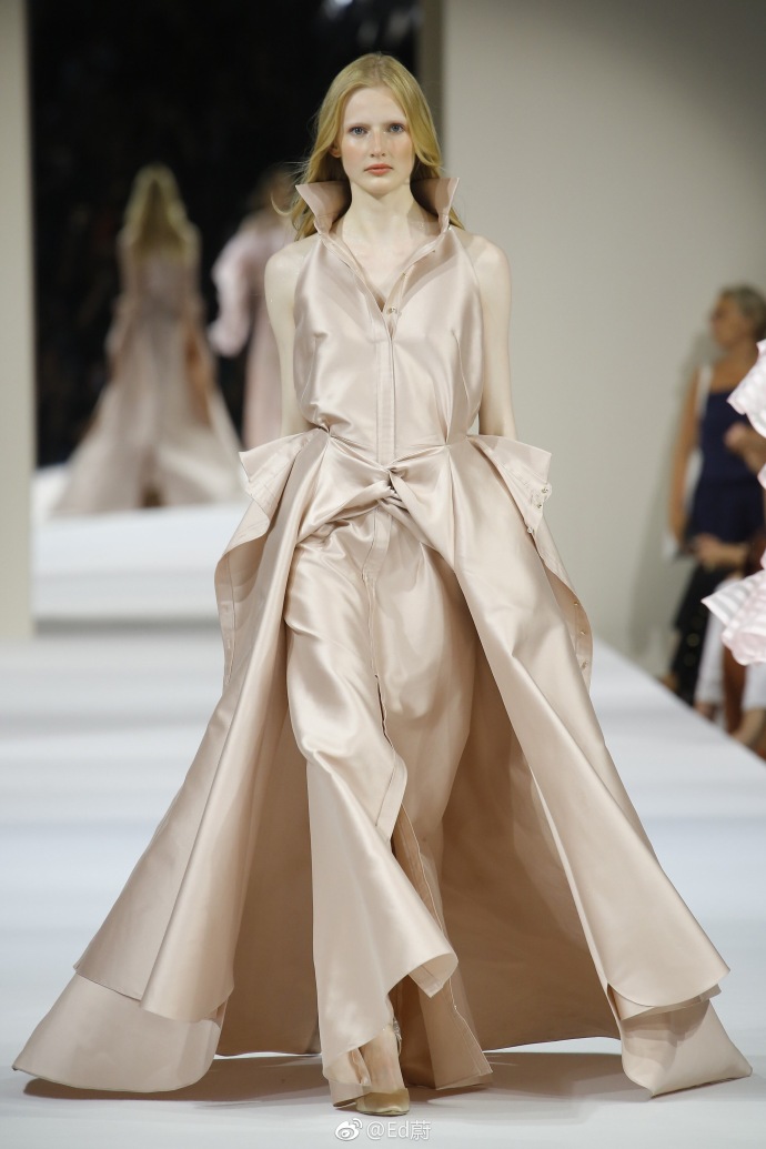 Alexis Mabille Couture F/W 2018以清新和性感为主题的礼 9