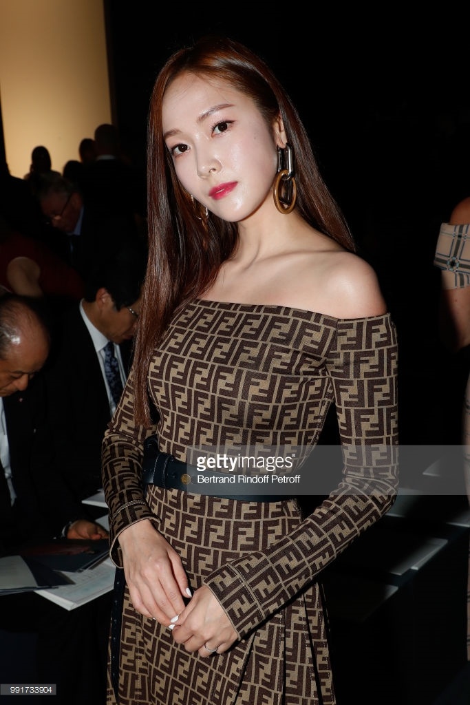 韩国美女欧尼郑秀妍巴黎高定时装周高清图片 3