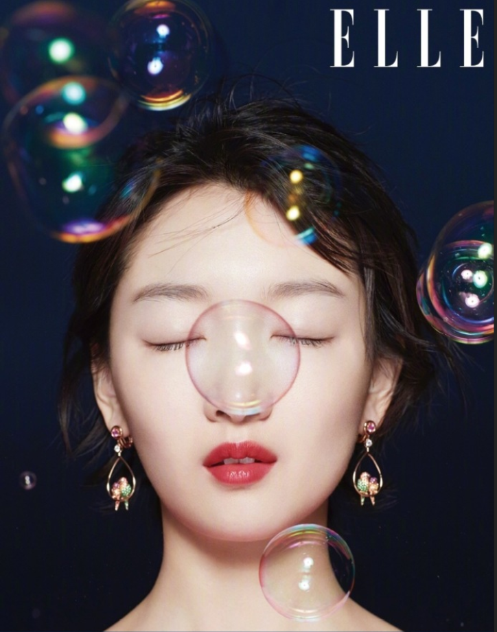 河北美女明星周冬雨登上ELLE中国版八月刊封面时 2