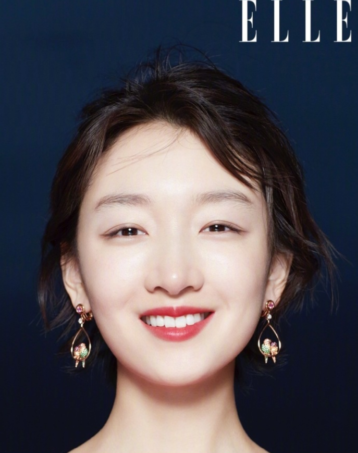 河北美女明星周冬雨登上ELLE中国版八月刊封面时 3