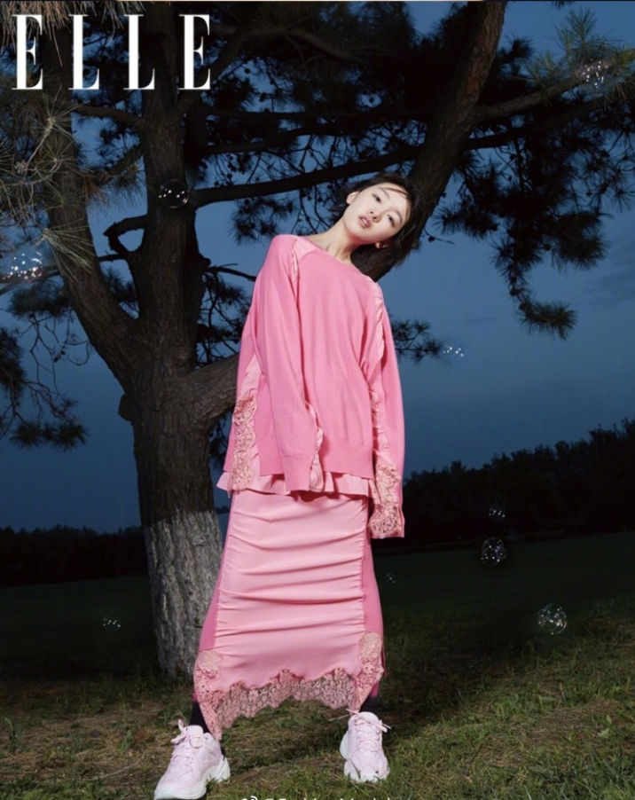 河北美女明星周冬雨登上ELLE中国版八月刊封面时 4
