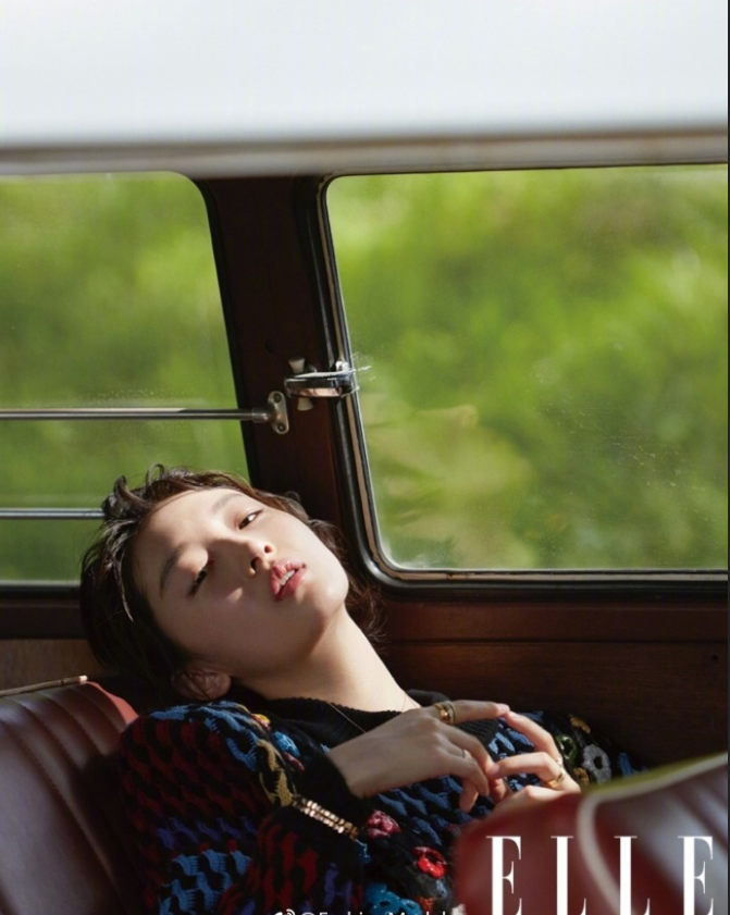 河北美女明星周冬雨登上ELLE中国版八月刊封面时 8