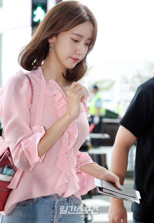 韩国美女明星林允儿粉色衬衫现身机场街拍照