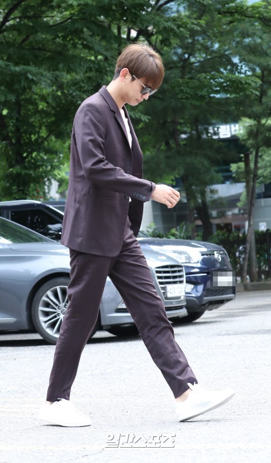 韩国男明星帅哥崔珉豪紫色西服套装上班图片 6