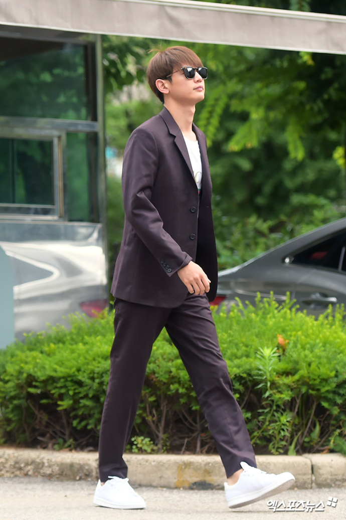 韩国男明星帅哥崔珉豪紫色西服套装上班图片 8