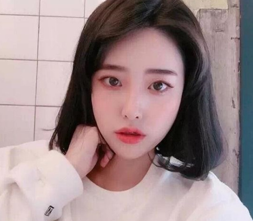 好看的中长短发美女自拍照