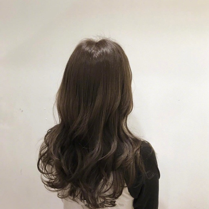 自然空气感卷发美女自拍
