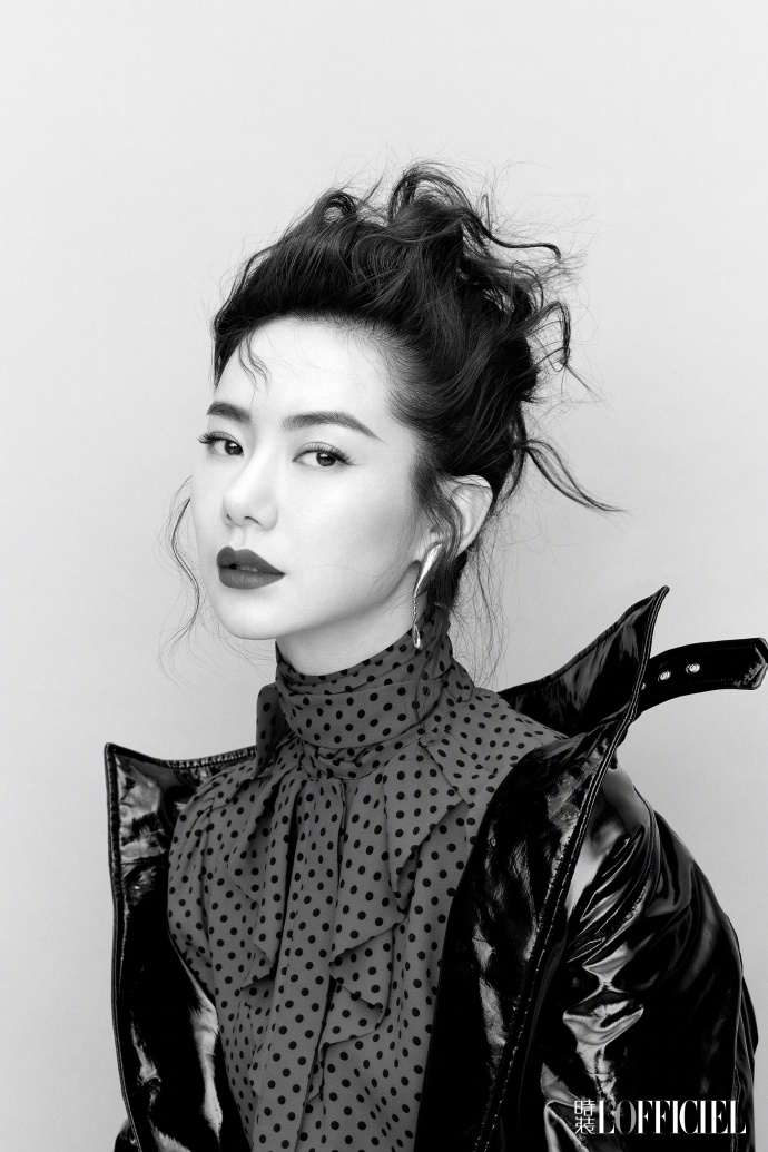 四川美女明星戚薇登上《时装LOFFICIEL》特刊封面 2