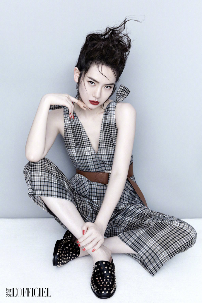 四川美女明星戚薇登上《时装LOFFICIEL》特刊封面 7