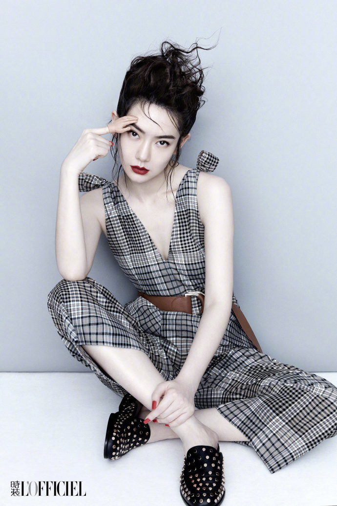 四川美女明星戚薇登上《时装LOFFICIEL》特刊封面 9
