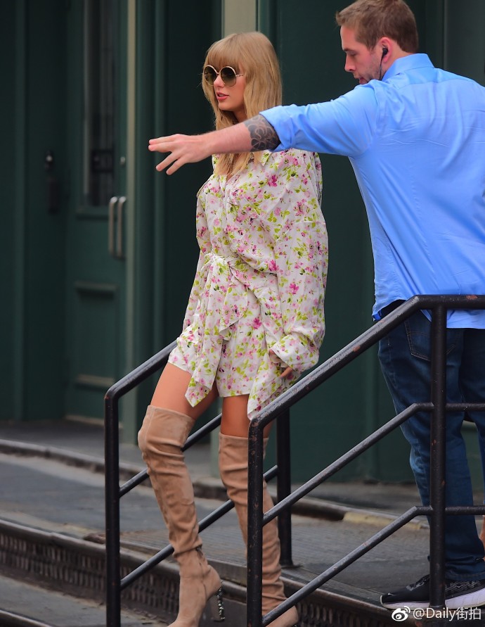 欧美美女明星霉霉Taylor Swift 穿印花连身裙+过膝长 3