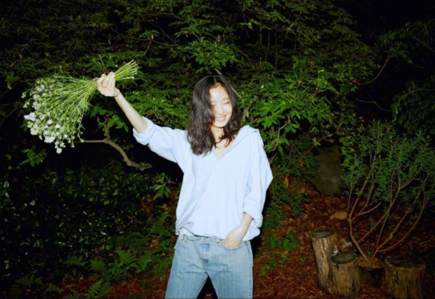 韩国美女明星金高银素颜登上韩国版《Esquire》 10