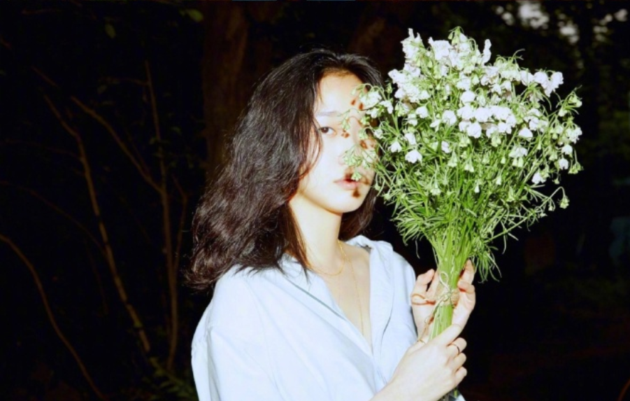韩国美女明星金高银素颜登上韩国版《Esquire》 11
