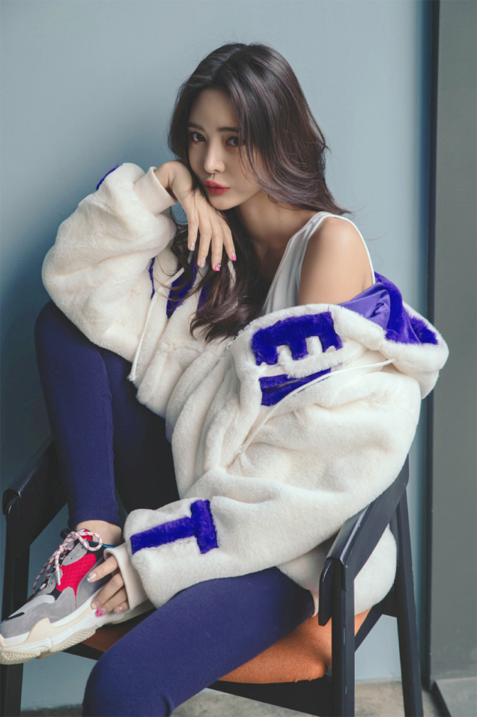 清纯美女图片:这小细腿穿什么都好看 4