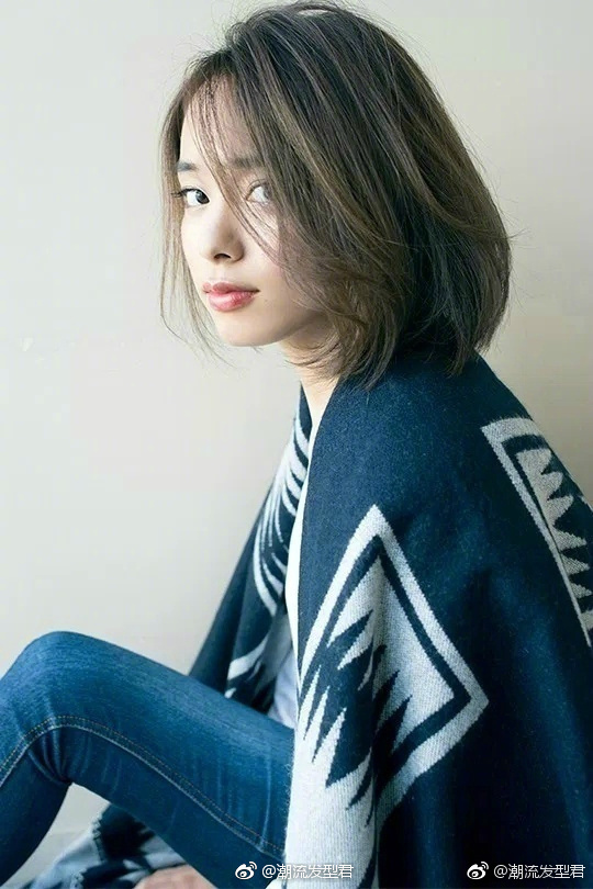 拥有质感的亚麻咖啡色发色美女图片