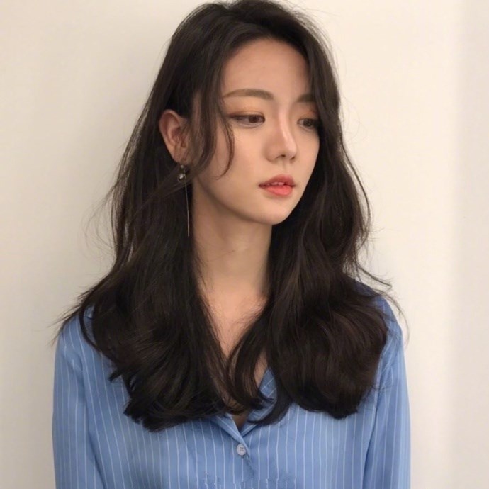 人气超高的空气卷发造型美女图片