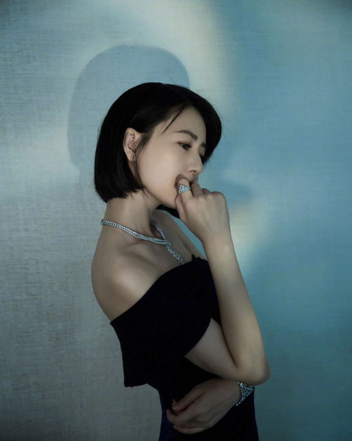 大眼美女明星高圆圆穿黑色抹胸礼服露性感美背