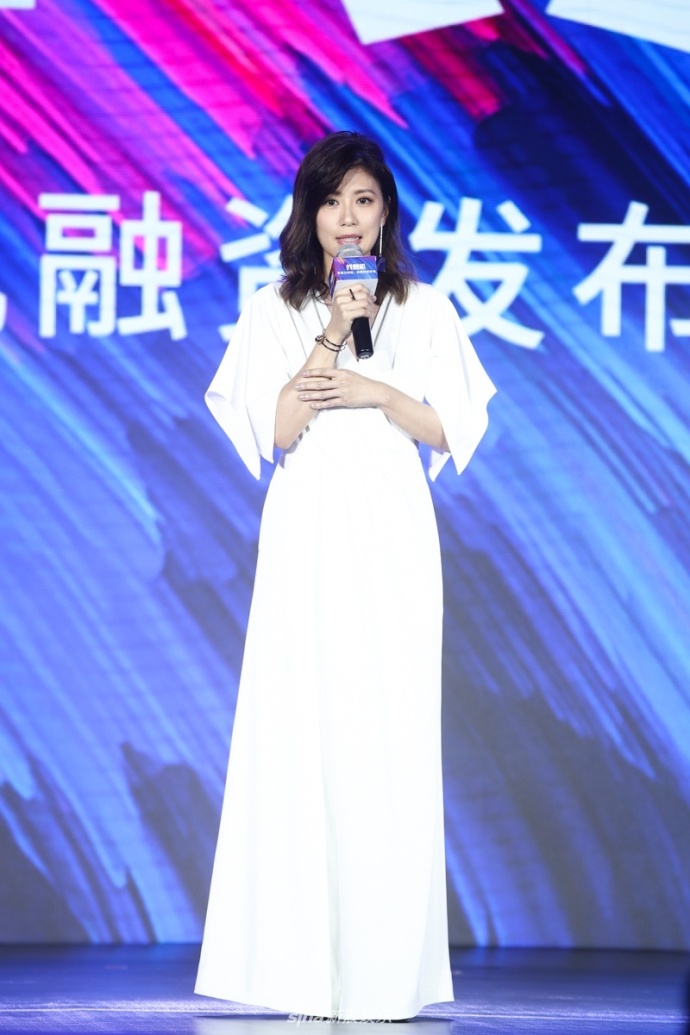 台湾美女明星贾静雯白色深V连衣裙出席活动女神 4