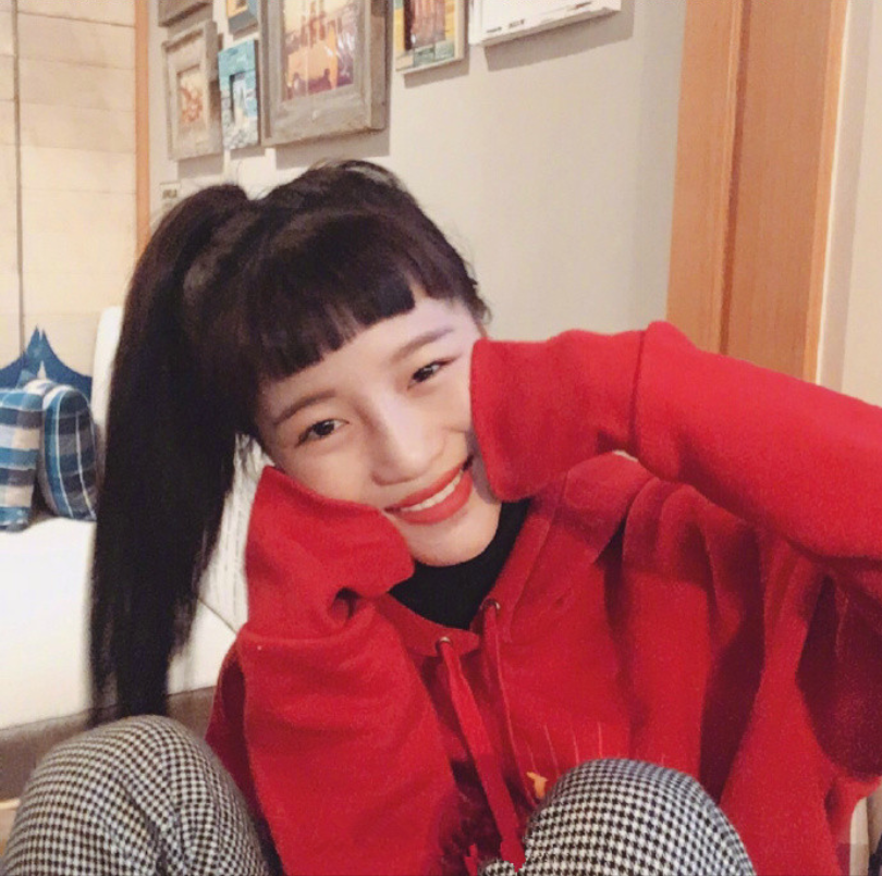 可爱感十足的超短刘海清纯美女图片 4