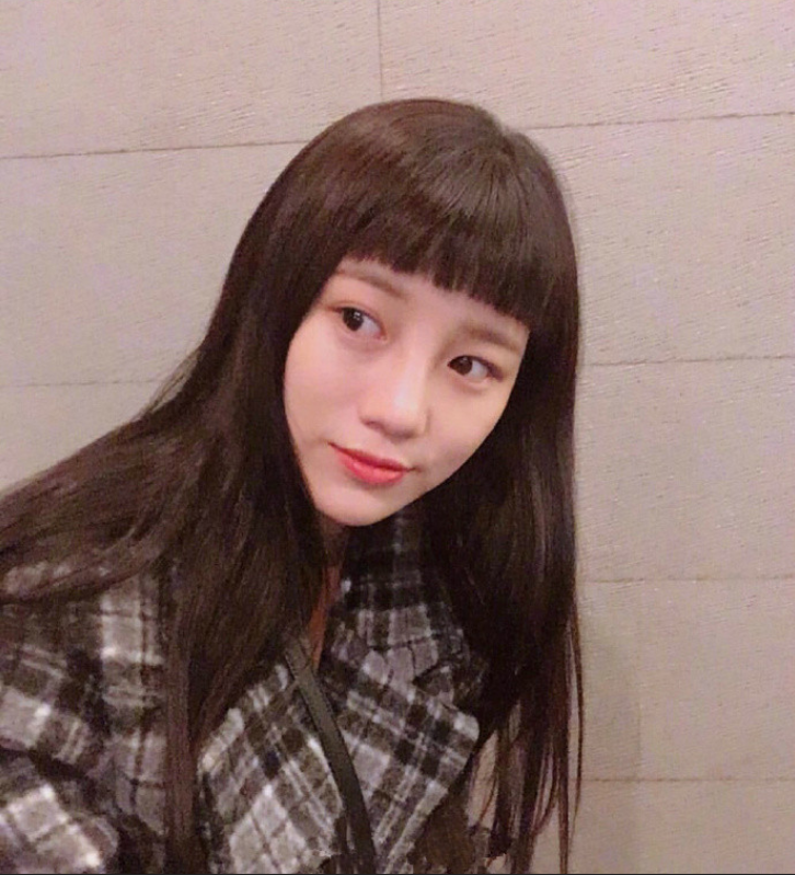可爱感十足的超短刘海清纯美女图片 8