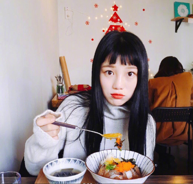 可爱感十足的超短刘海清纯美女图片 10