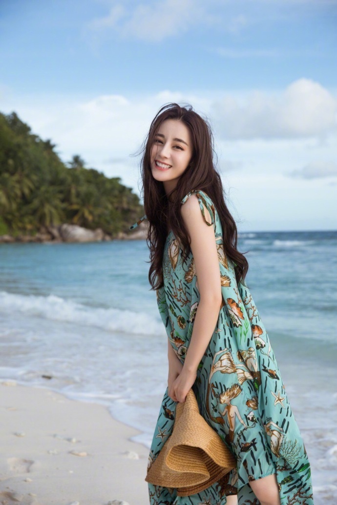 新疆美女明星迪丽热巴在塞舌尔俏皮甜美可爱图 2
