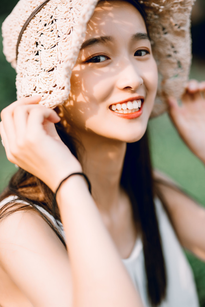 清纯吊带美女清新阳光户外写真 3