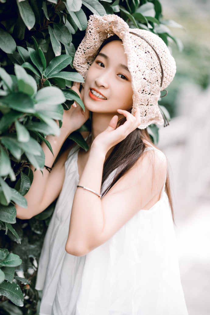 清纯吊带美女清新阳光户外写真 4