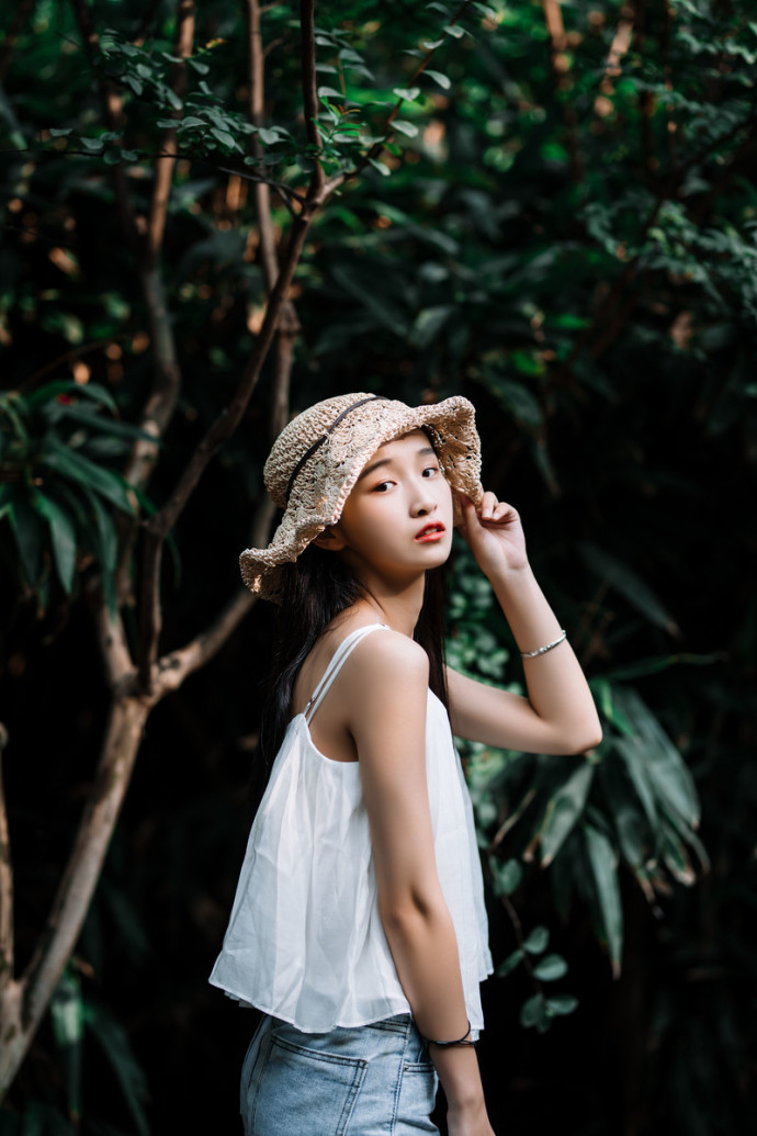 清纯吊带美女清新阳光户外写真 5