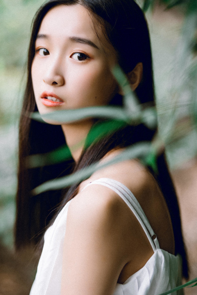 清纯吊带美女清新阳光户外写真 6
