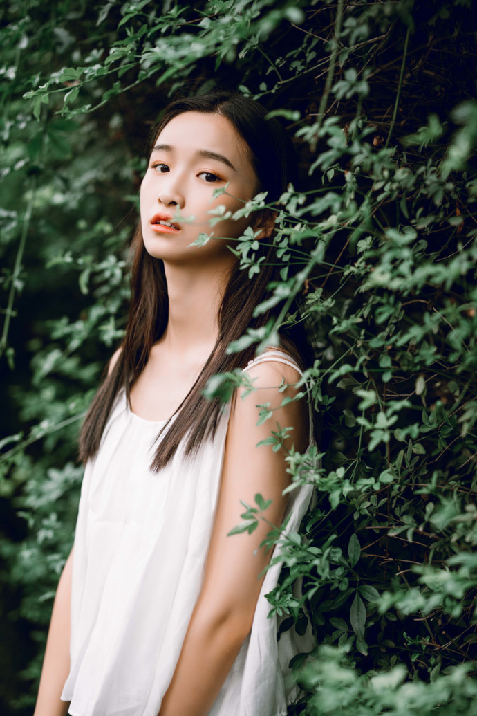 清纯吊带美女清新阳光户外写真 7