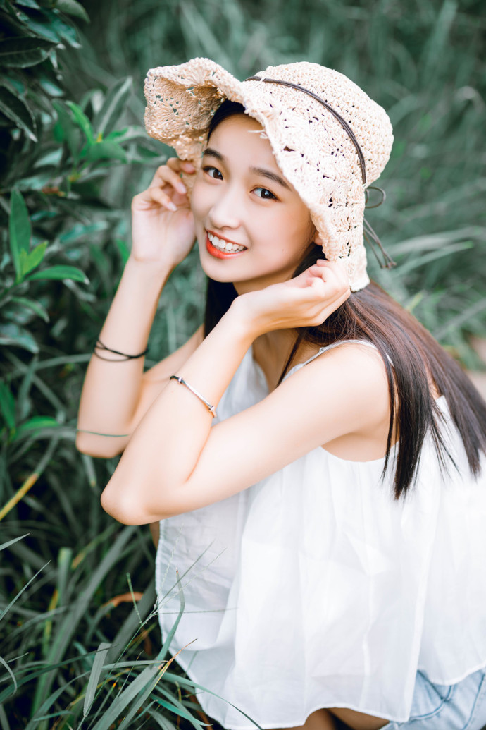 清纯吊带美女清新阳光户外写真 8