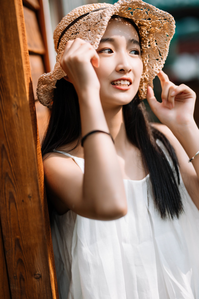 清纯吊带美女清新阳光户外写真 9