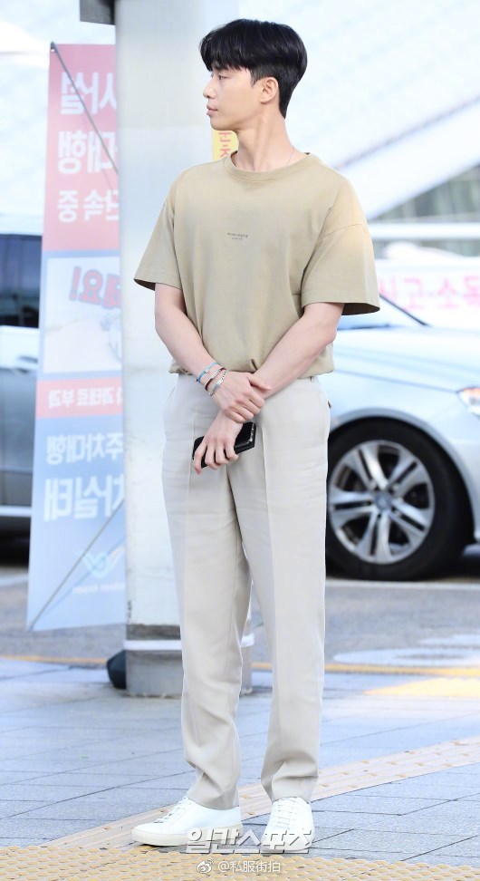 韩国男明星帅哥朴叙俊随金秘书剧组褒奖休假前 2